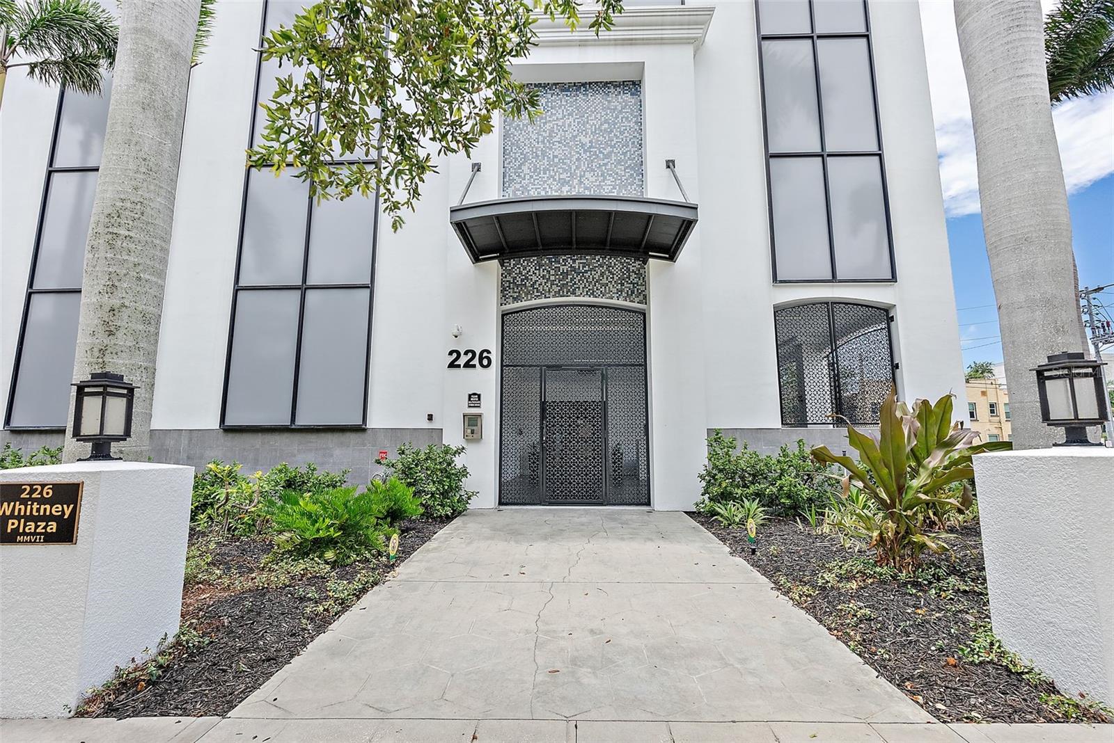 Listing photo id 1 for 226 5th Avenue N 1403