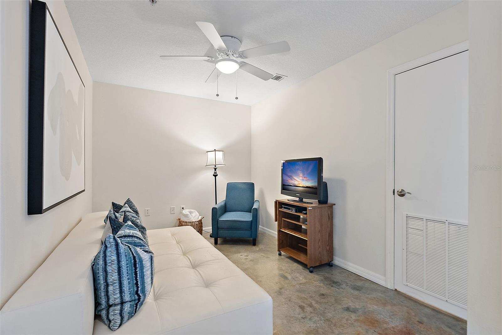 Listing photo id 3 for 226 5th Avenue N 1403
