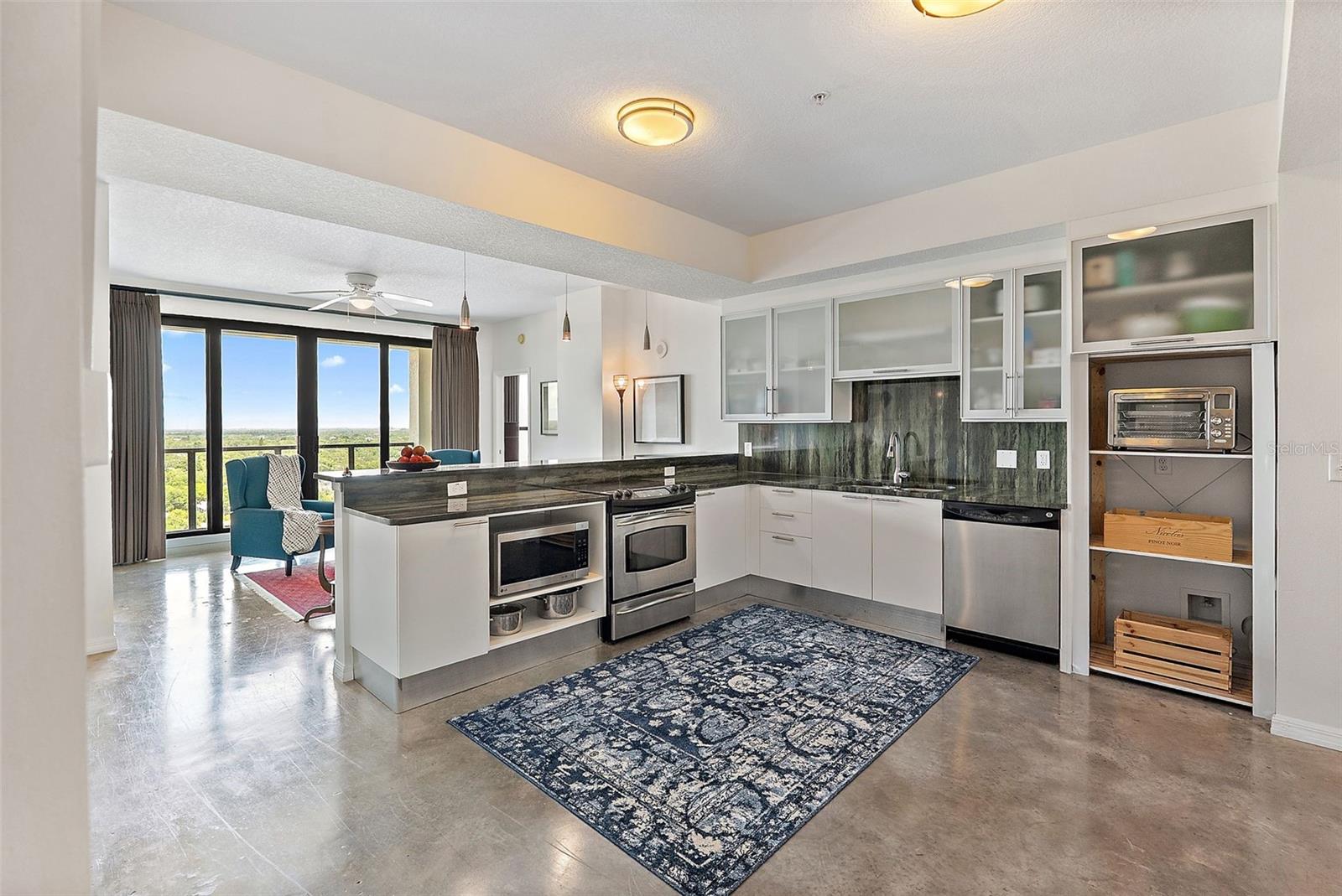 Listing photo id 6 for 226 5th Avenue N 1403