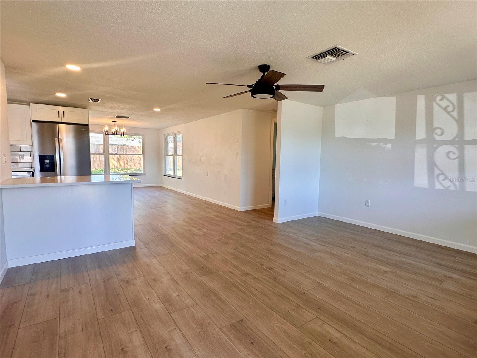 Listing photo id 6 for 7521 Bougenville Drive