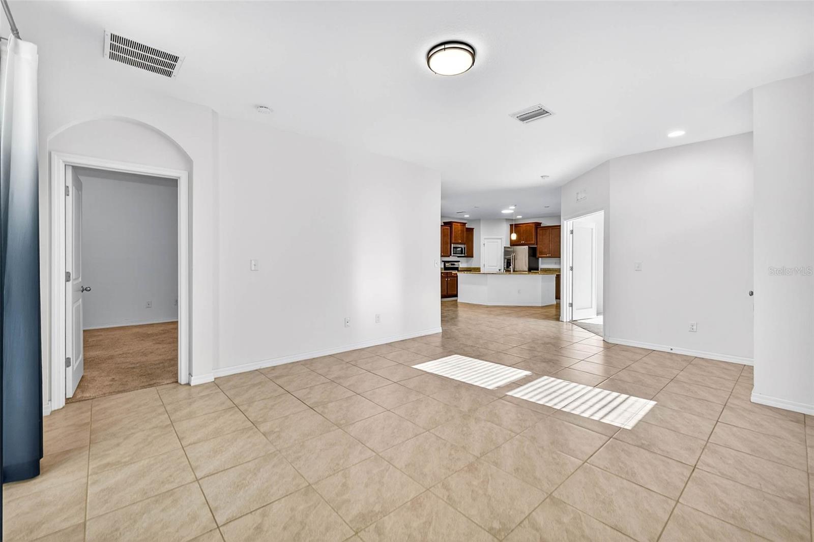 Listing photo id 11 for 33006 Windelstraw Drive
