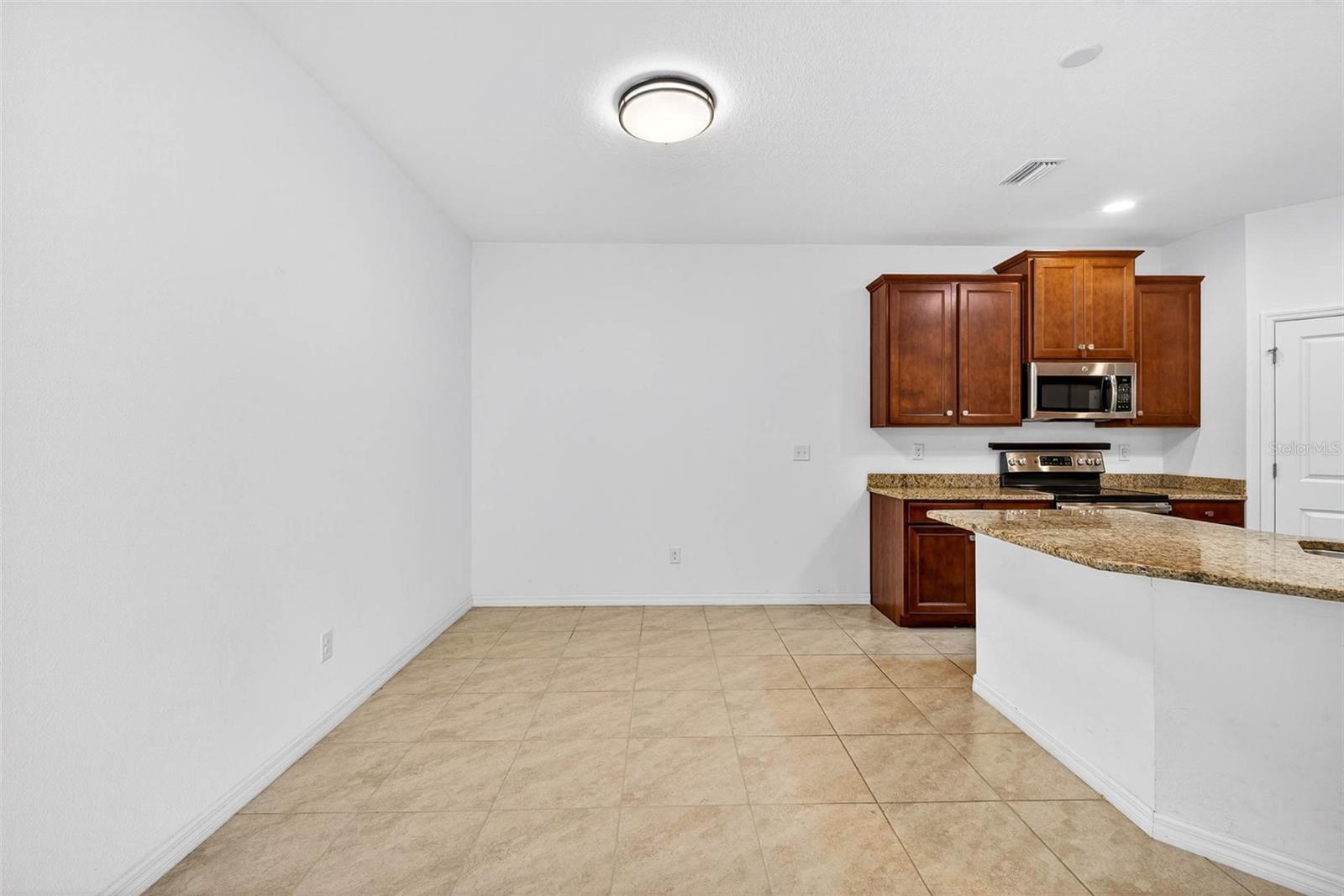 Listing photo id 12 for 33006 Windelstraw Drive