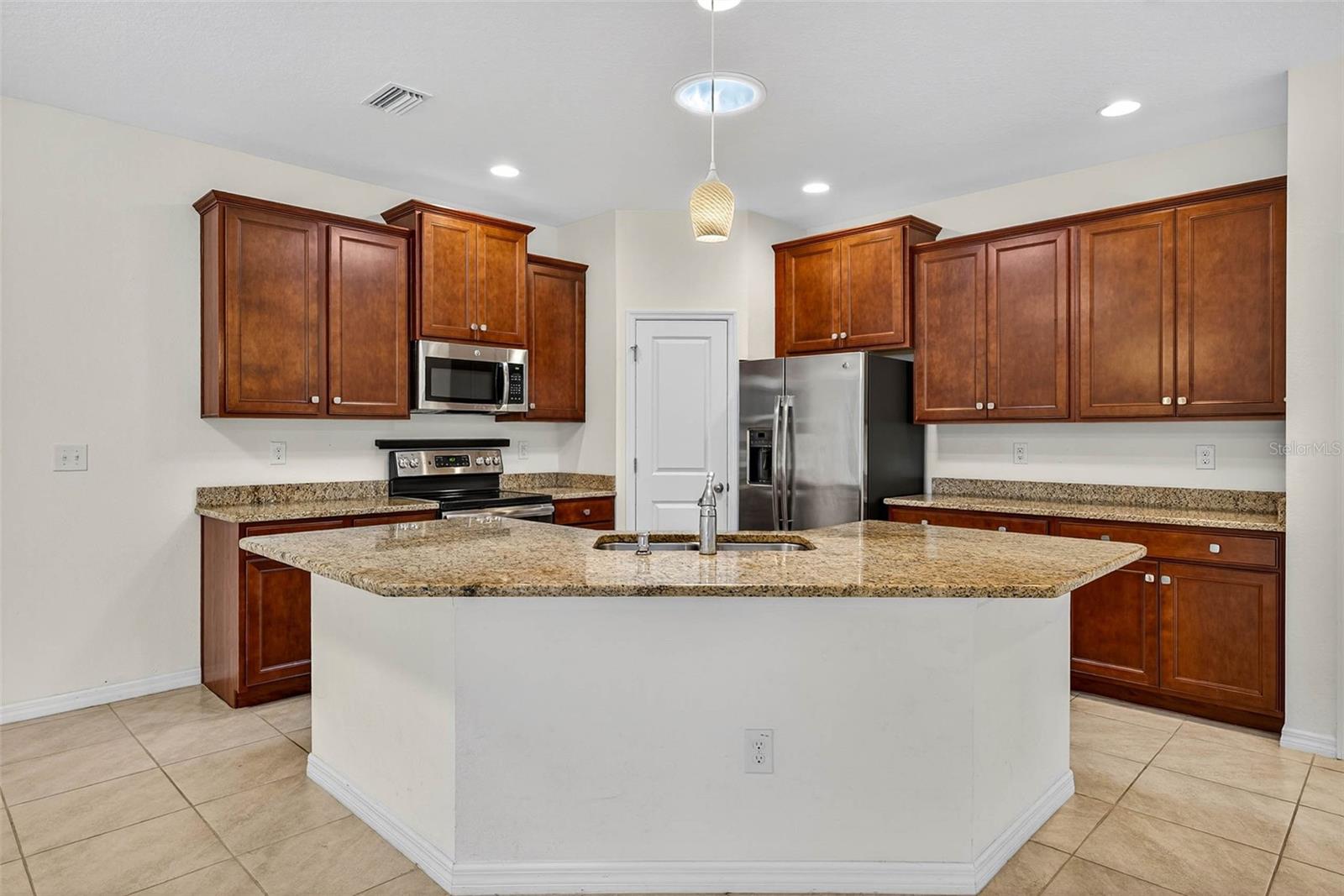 Listing photo id 14 for 33006 Windelstraw Drive