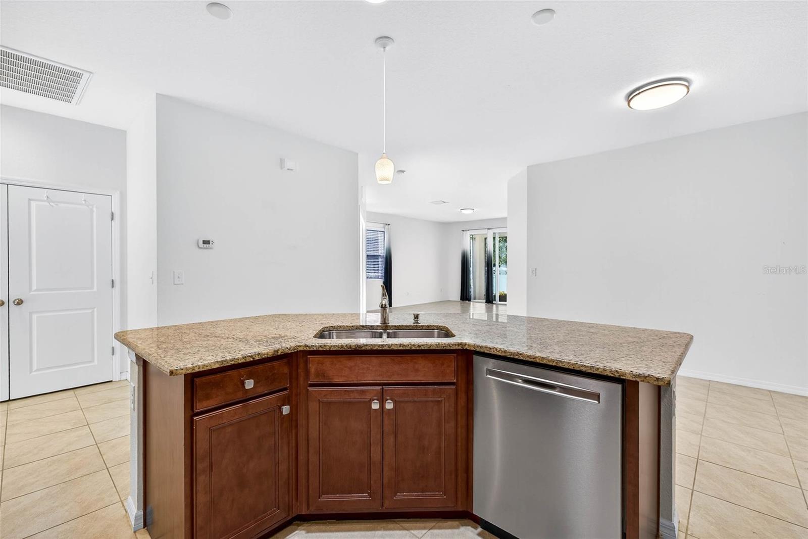 Listing photo id 16 for 33006 Windelstraw Drive