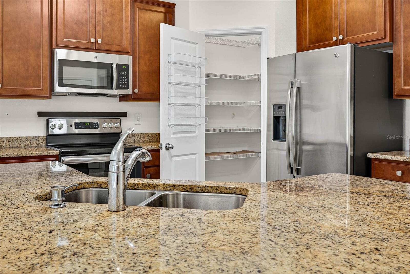 Listing photo id 17 for 33006 Windelstraw Drive
