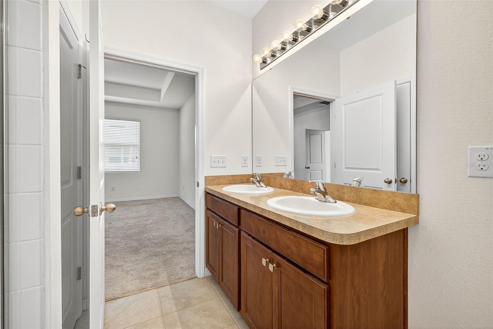 Listing photo id 25 for 33006 Windelstraw Drive