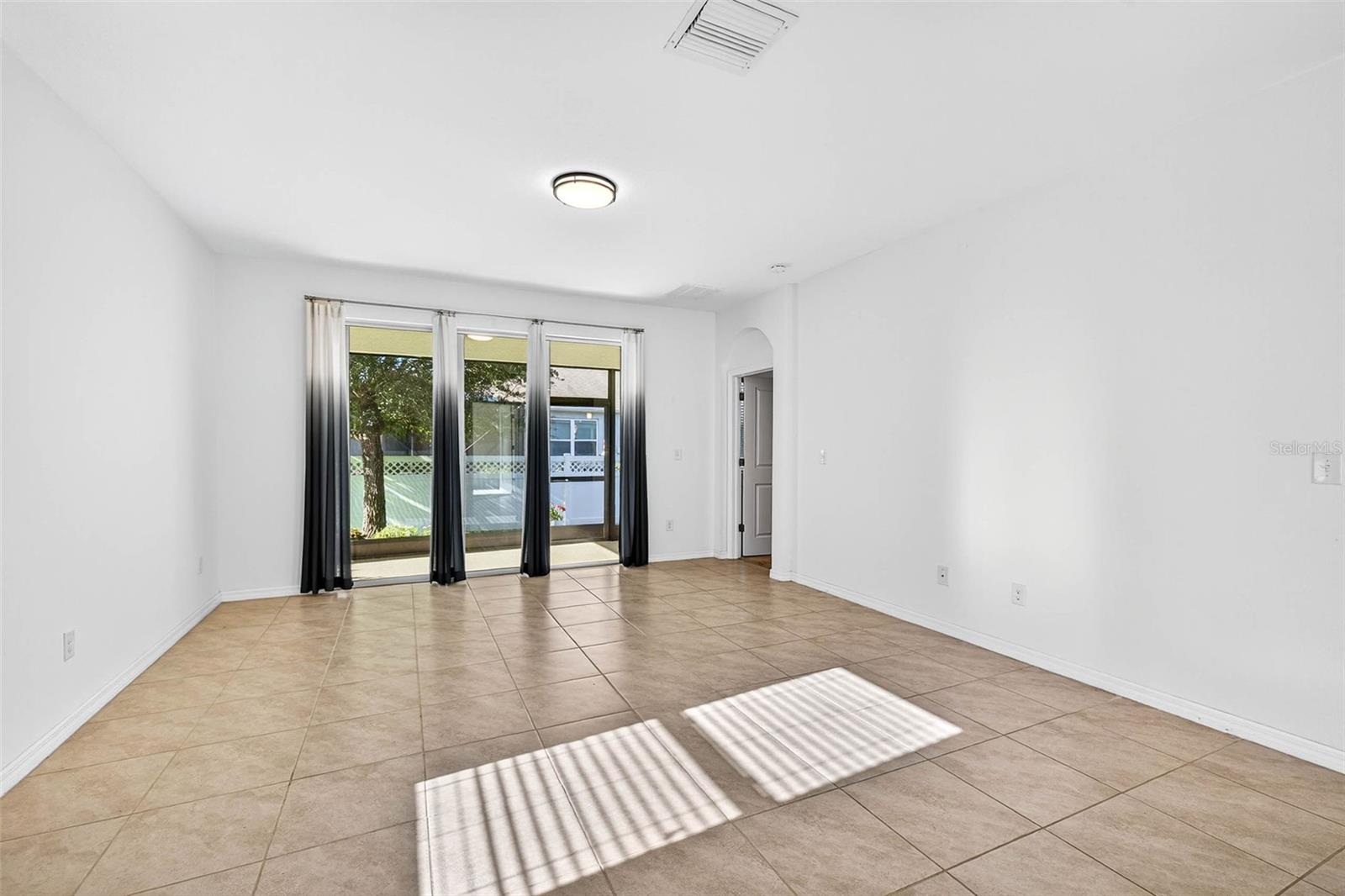 Listing photo id 6 for 33006 Windelstraw Drive