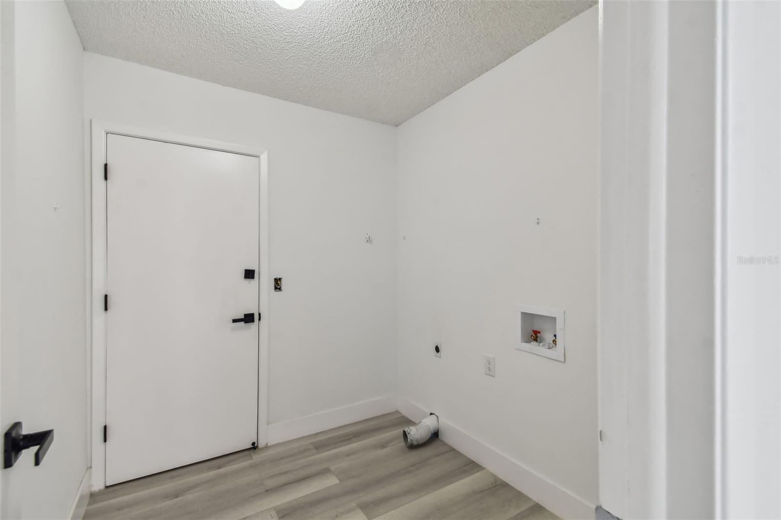 Image 46 of 72 For 16032 Eagle River Way