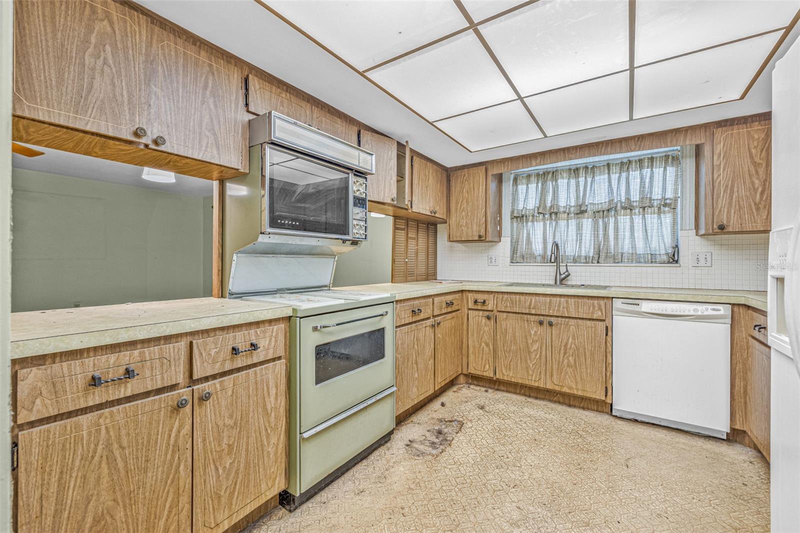 Listing photo id 10 for 1293 88th Avenue N
