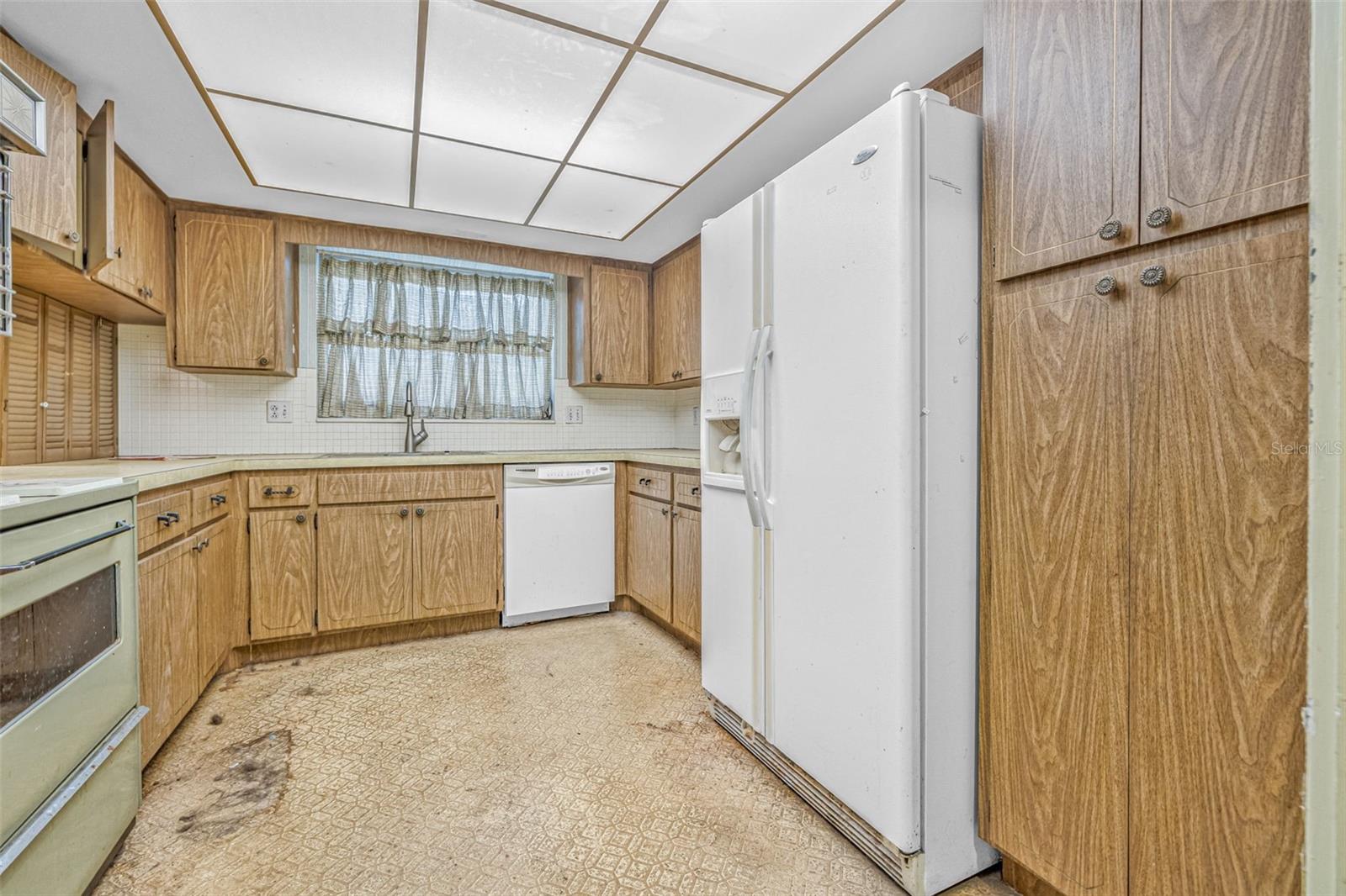 Listing photo id 11 for 1293 88th Avenue N