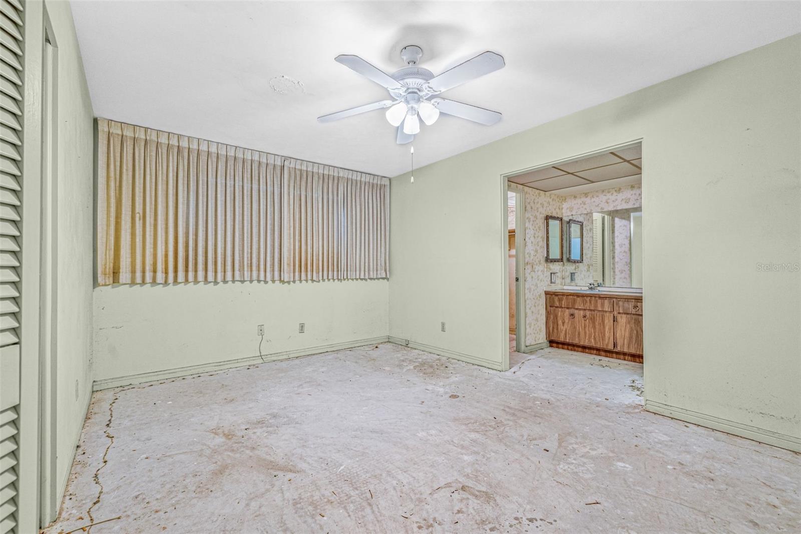 Listing photo id 13 for 1293 88th Avenue N