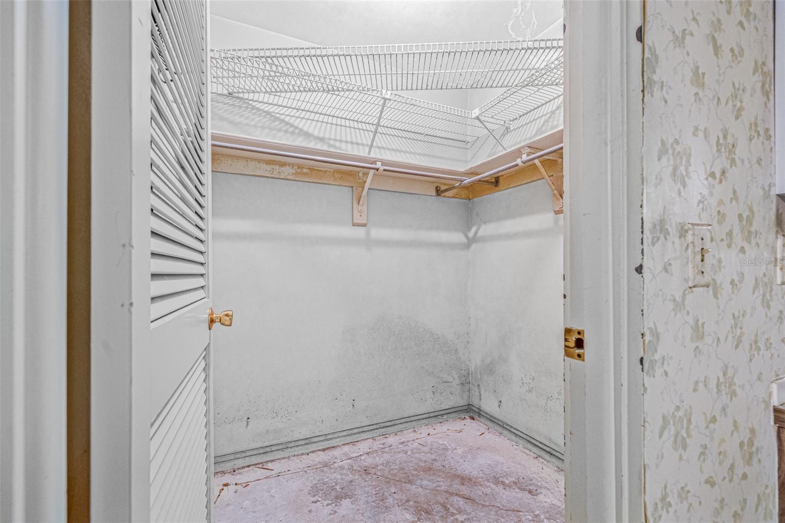 Listing photo id 15 for 1293 88th Avenue N
