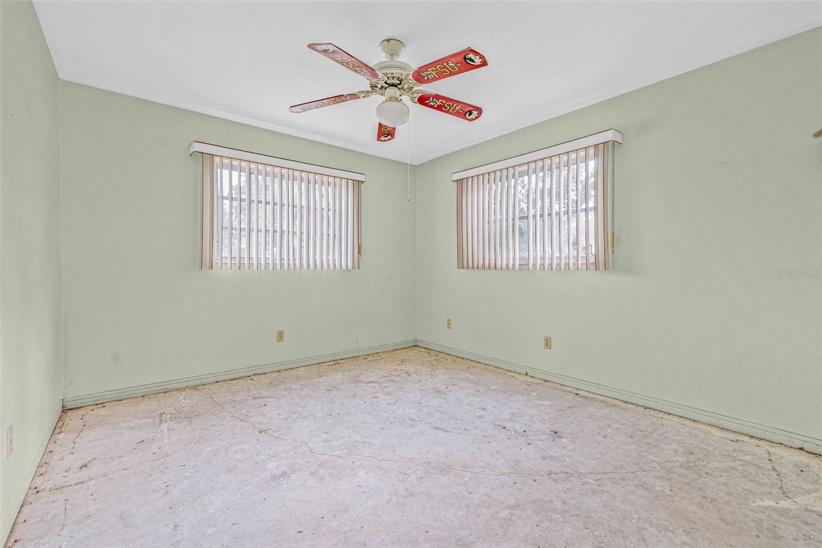 Listing photo id 16 for 1293 88th Avenue N