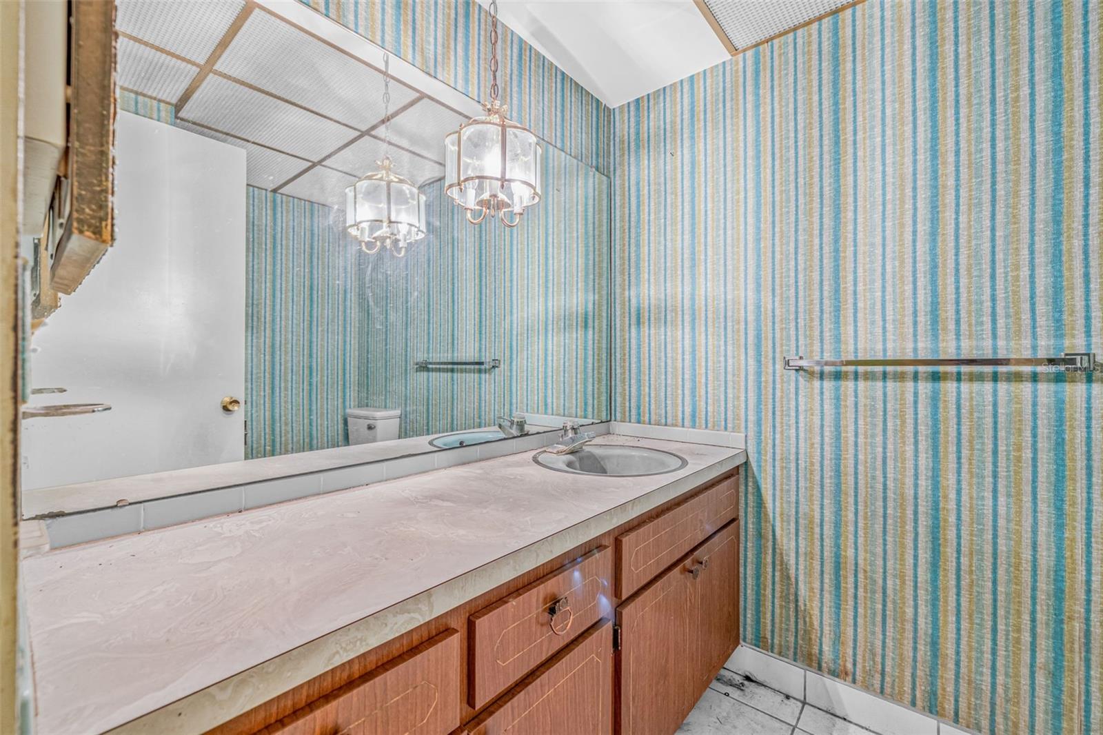 Listing photo id 17 for 1293 88th Avenue N