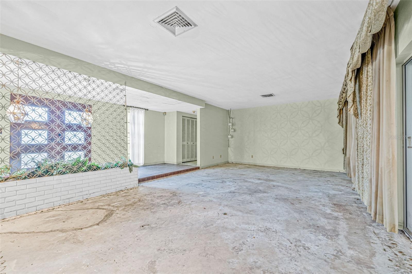 Listing photo id 6 for 1293 88th Avenue N