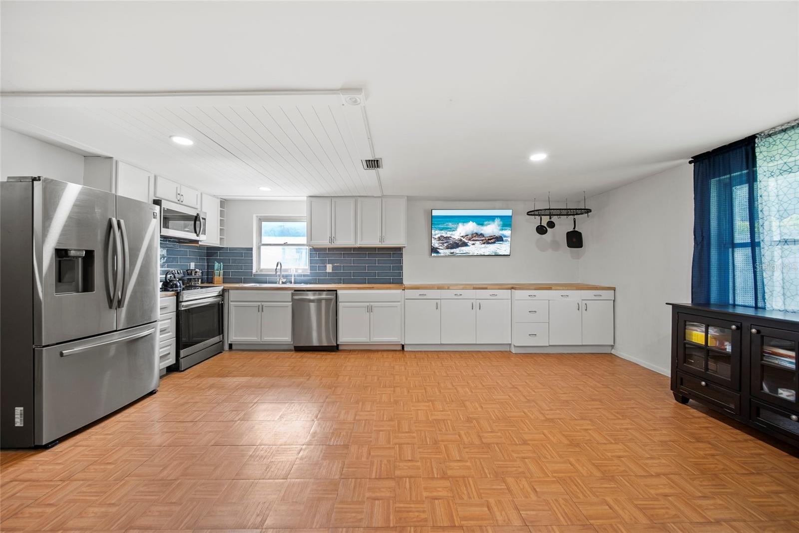 Listing photo id 8 for 6220 Brookshire Avenue