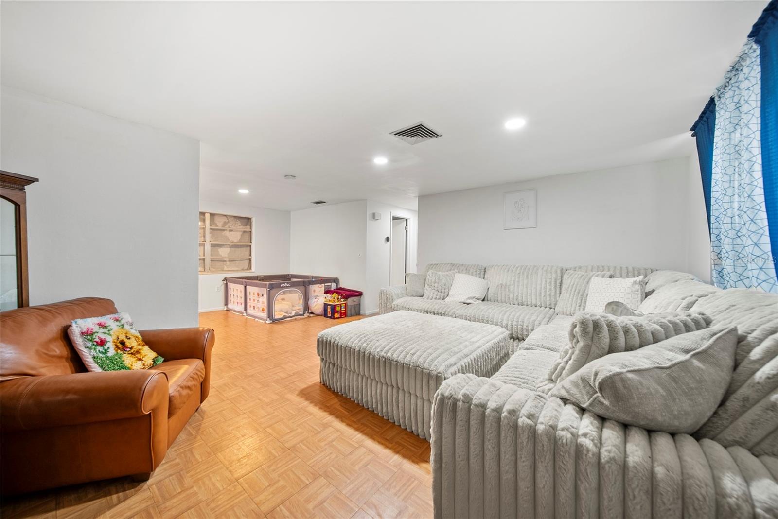 Listing photo id 2 for 6220 Brookshire Avenue
