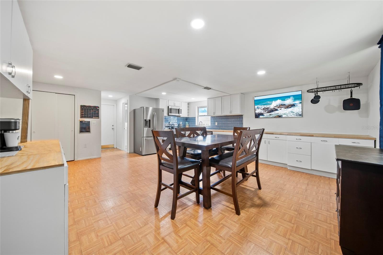 Listing photo id 5 for 6220 Brookshire Avenue