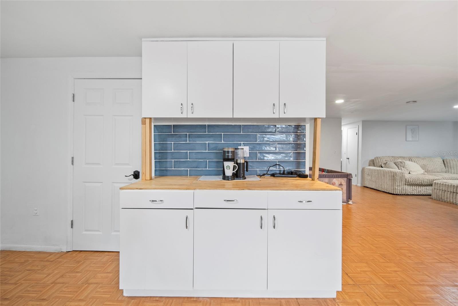 Listing photo id 7 for 6220 Brookshire Avenue