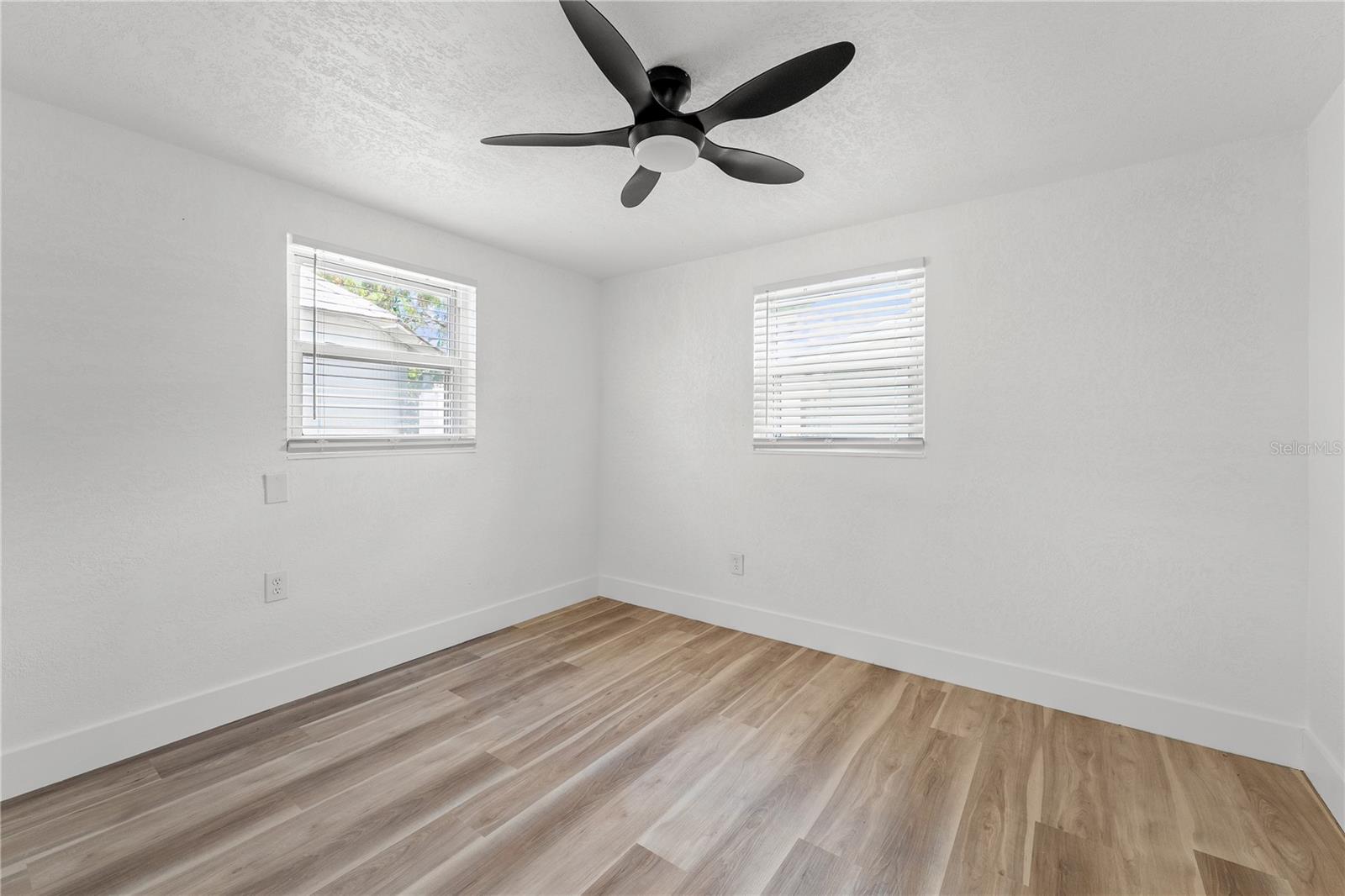 Listing photo id 21 for 4143 Baden Drive