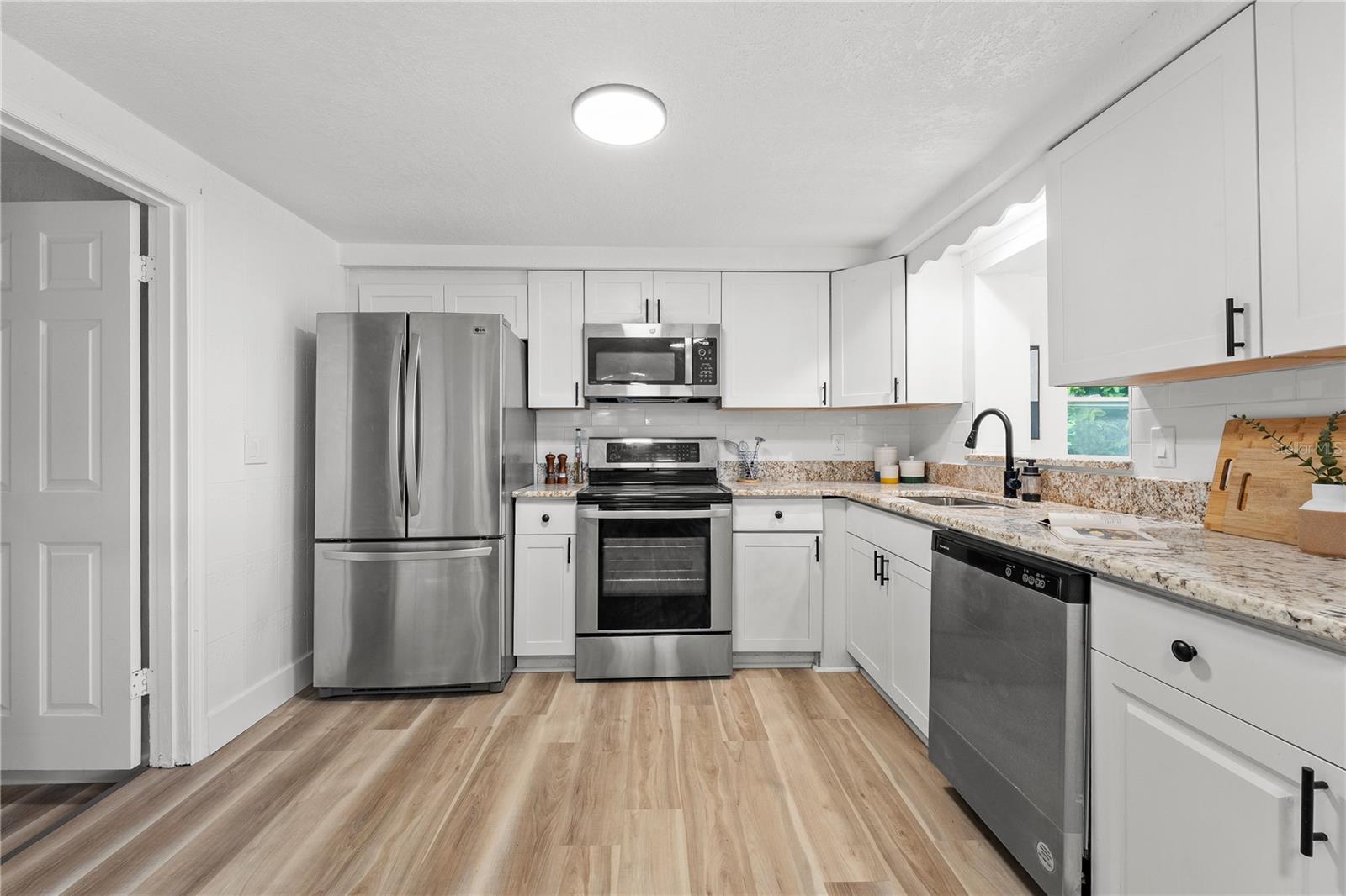 Listing photo id 7 for 4143 Baden Drive
