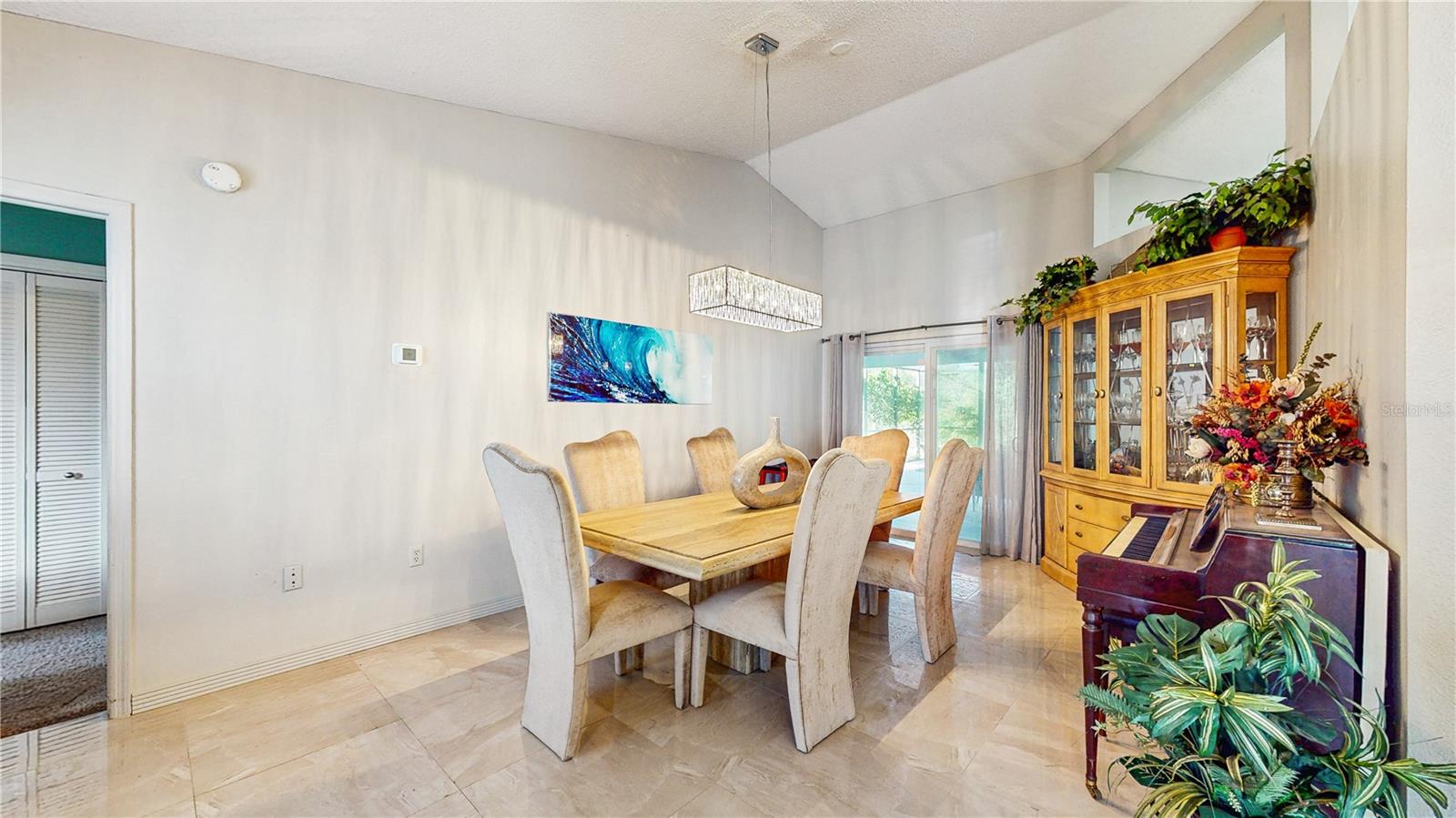 Listing photo id 10 for 8278 Spring Hill Drive