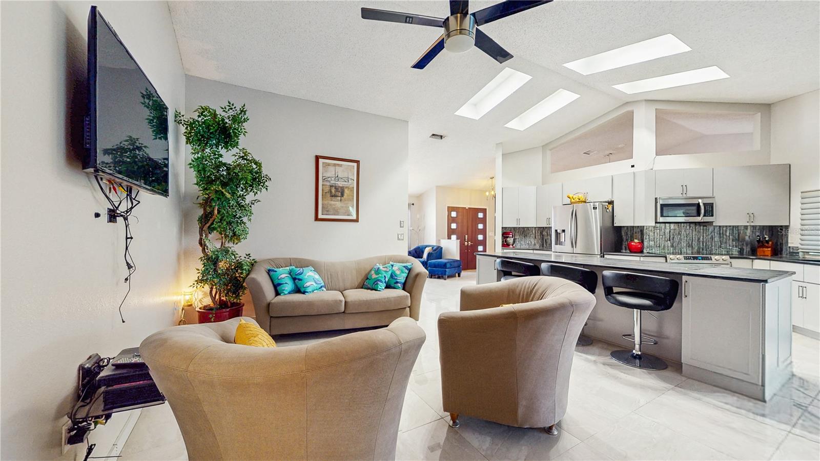 Listing photo id 3 for 8278 Spring Hill Drive