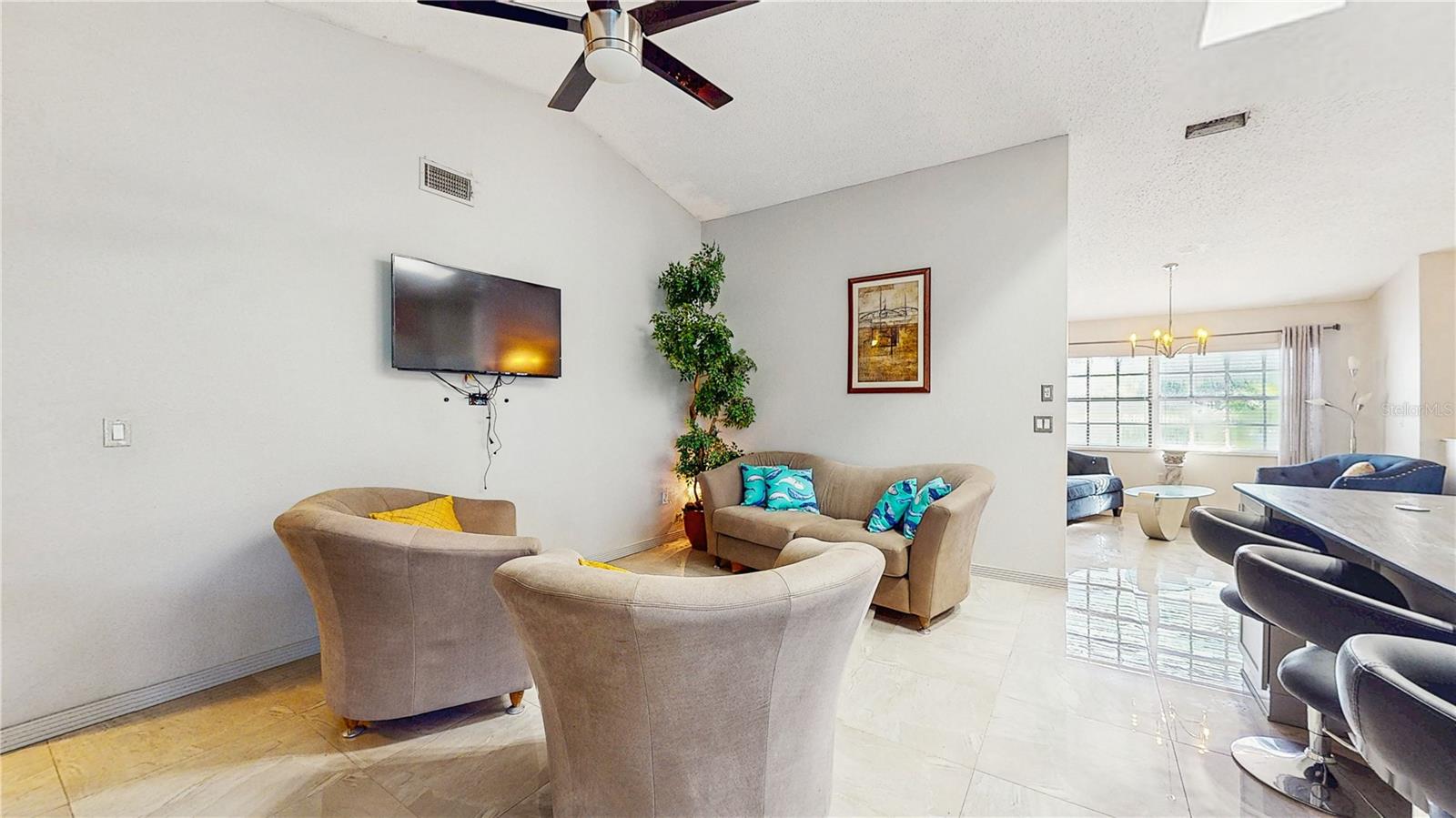 Listing photo id 5 for 8278 Spring Hill Drive