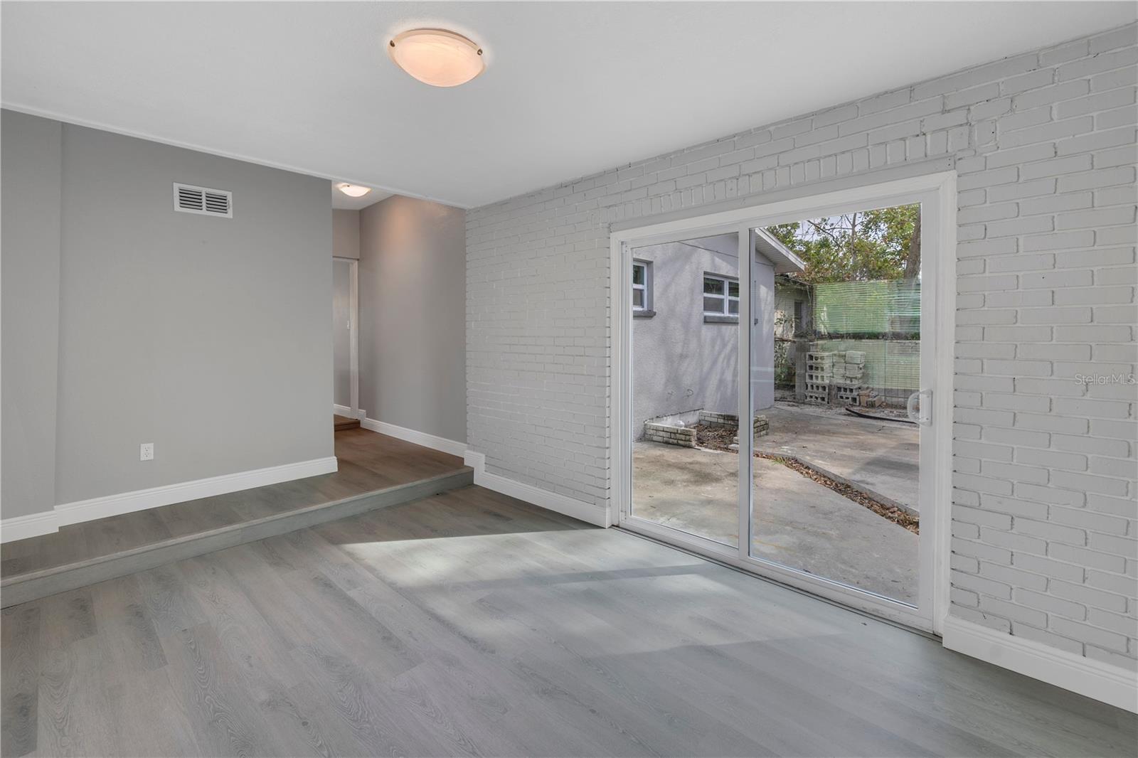 Listing photo id 17 for 4027 7th Street S