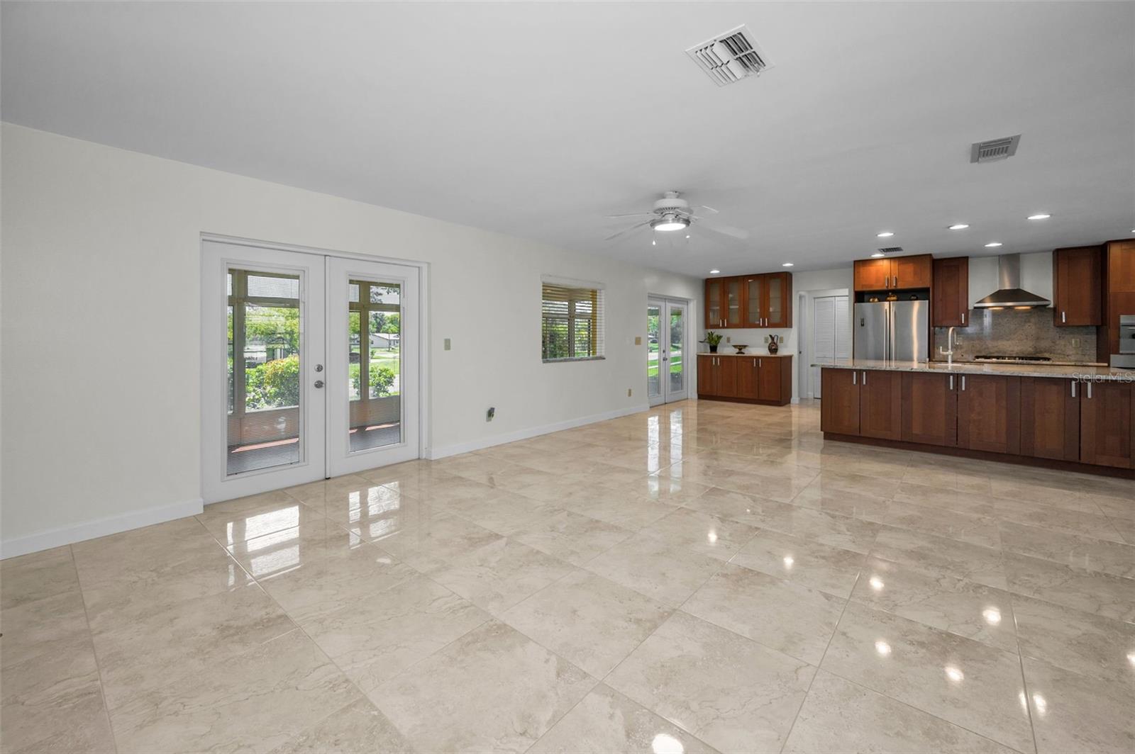 Listing photo id 8 for 1334 Glengarry Drive