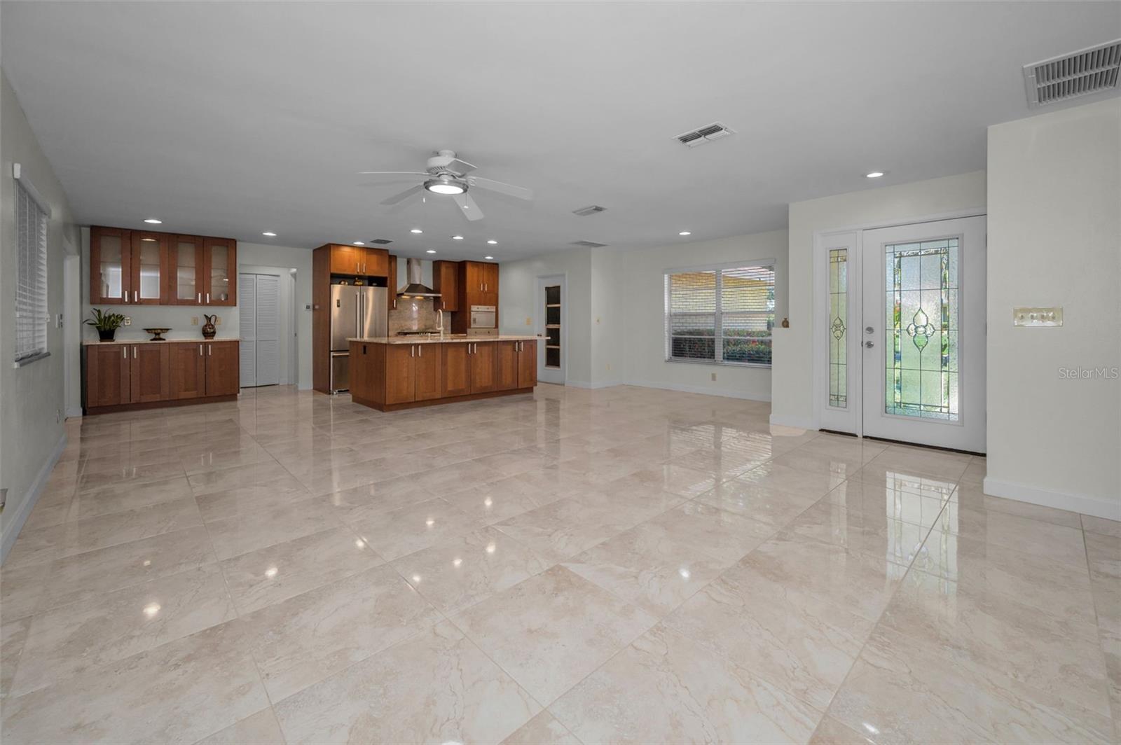 Listing photo id 9 for 1334 Glengarry Drive