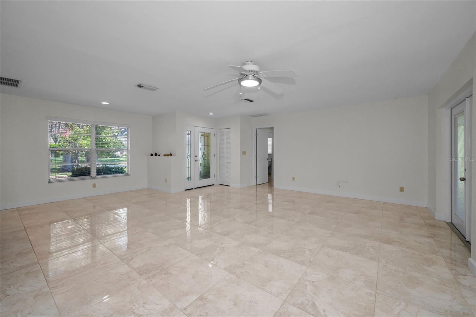 Listing photo id 10 for 1334 Glengarry Drive