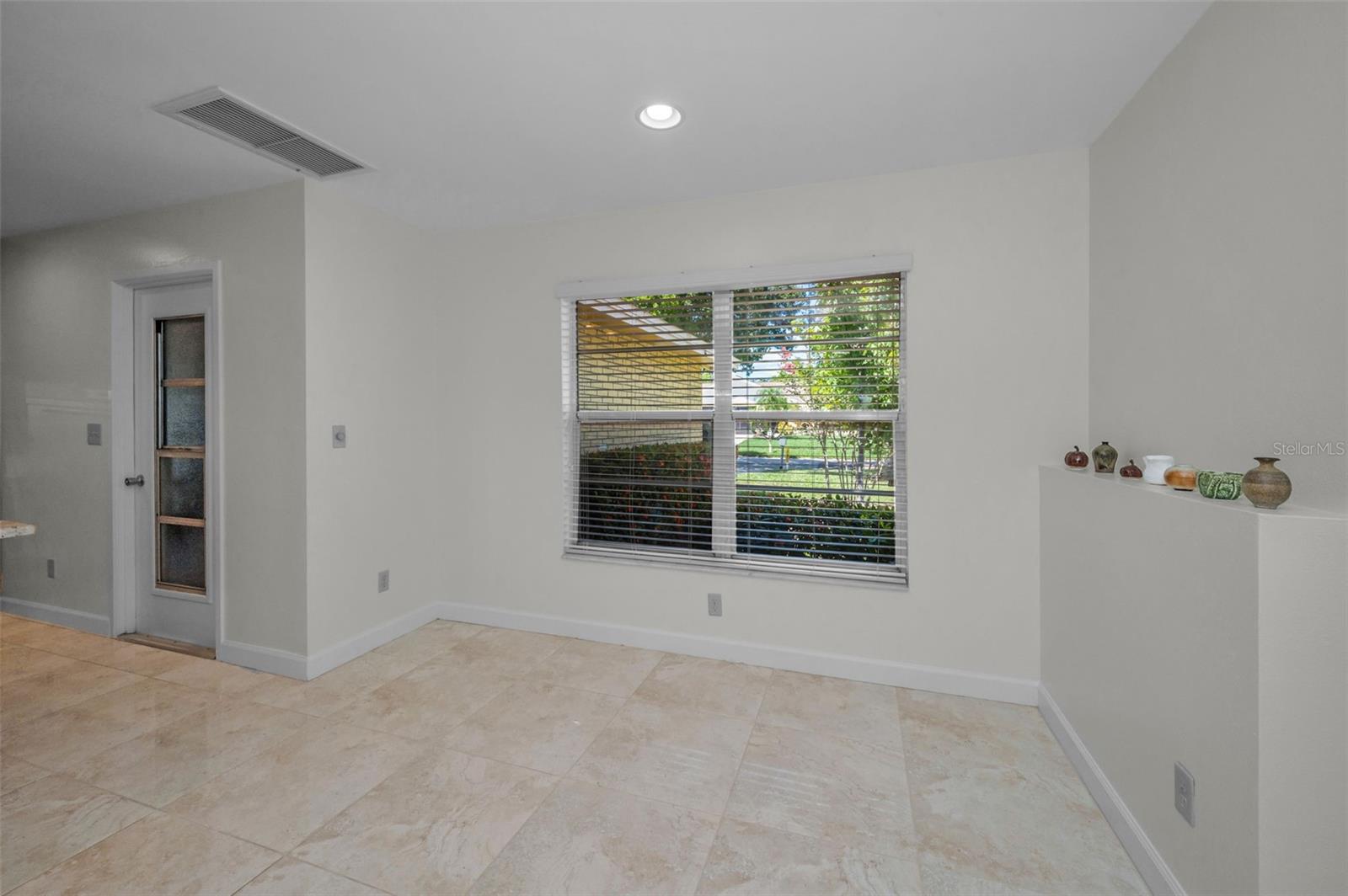 Listing photo id 12 for 1334 Glengarry Drive