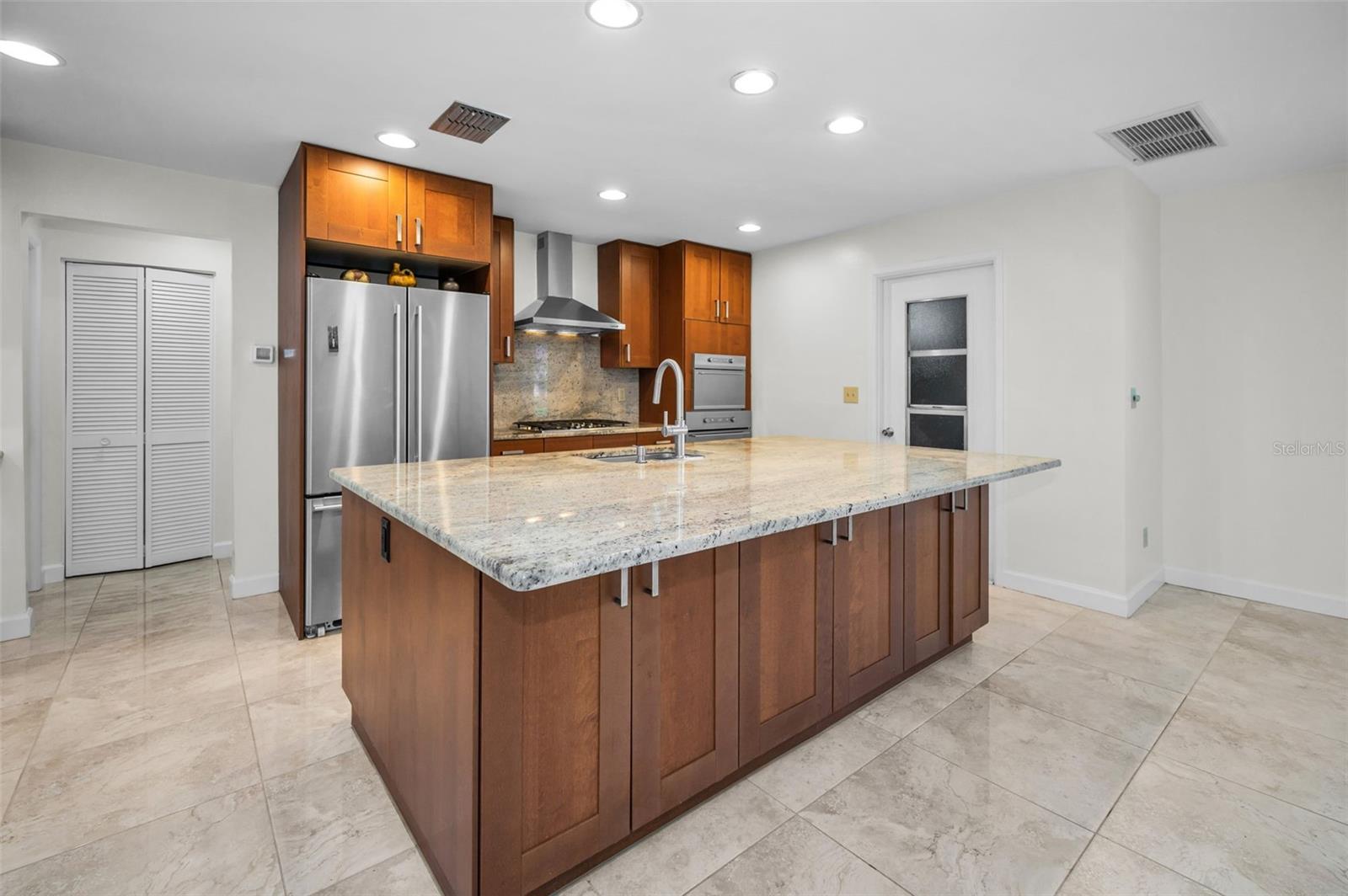 Listing photo id 15 for 1334 Glengarry Drive