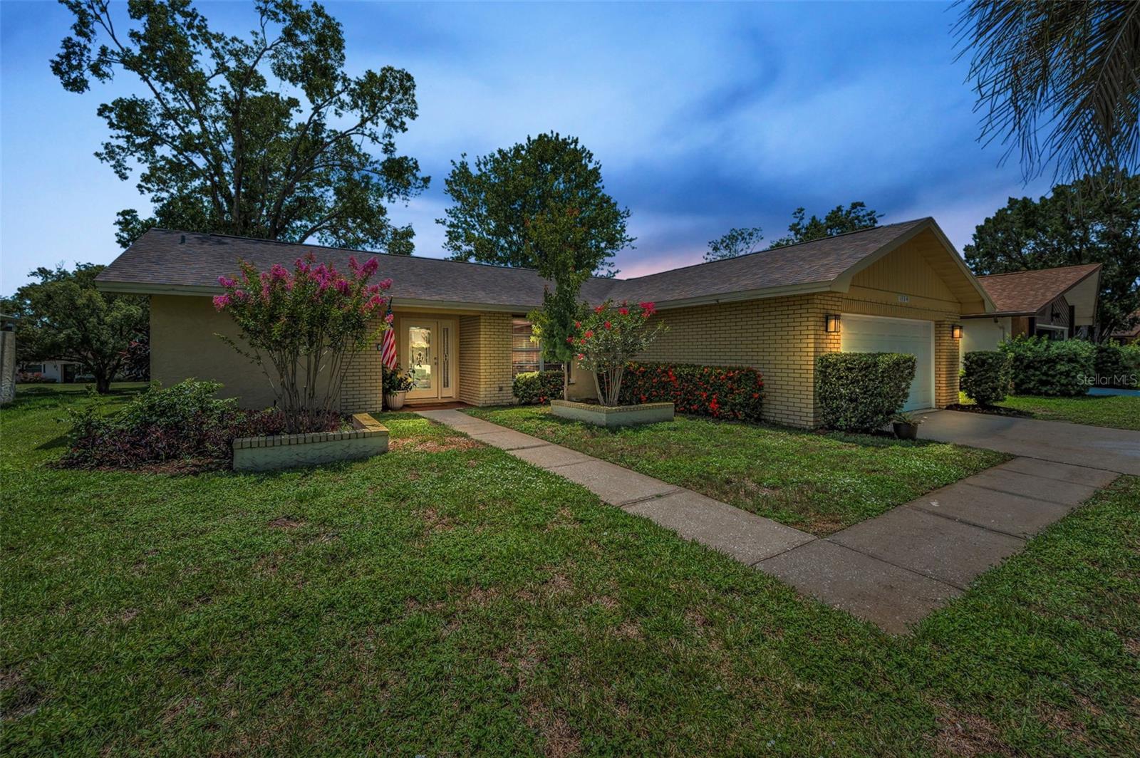 Listing photo id 0 for 1334 Glengarry Drive