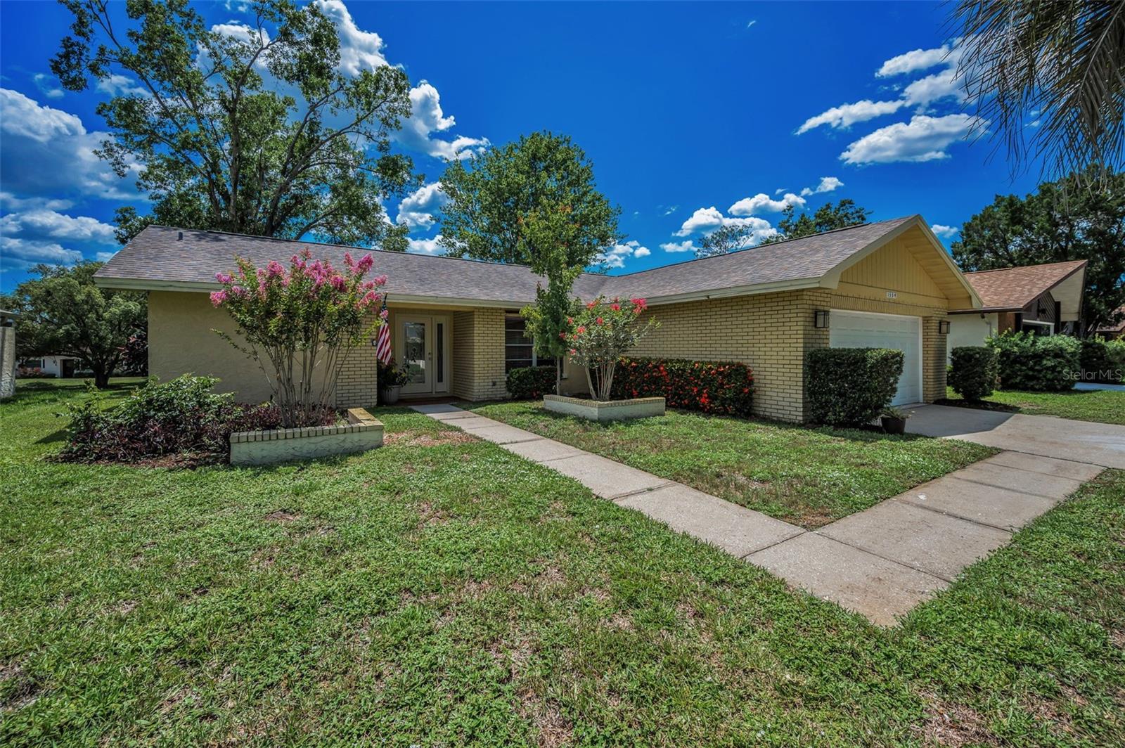 Listing photo id 1 for 1334 Glengarry Drive