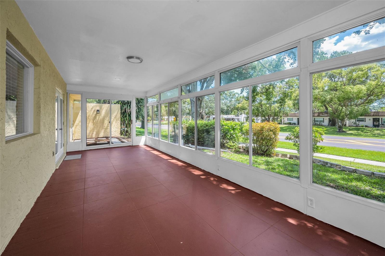Listing photo id 37 for 1334 Glengarry Drive