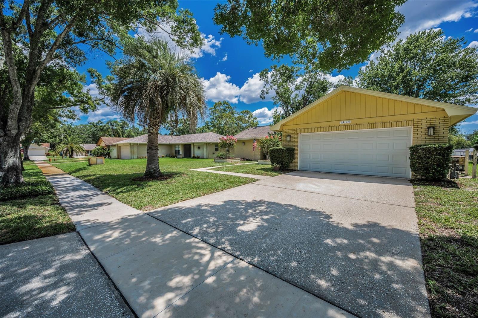 Listing photo id 2 for 1334 Glengarry Drive