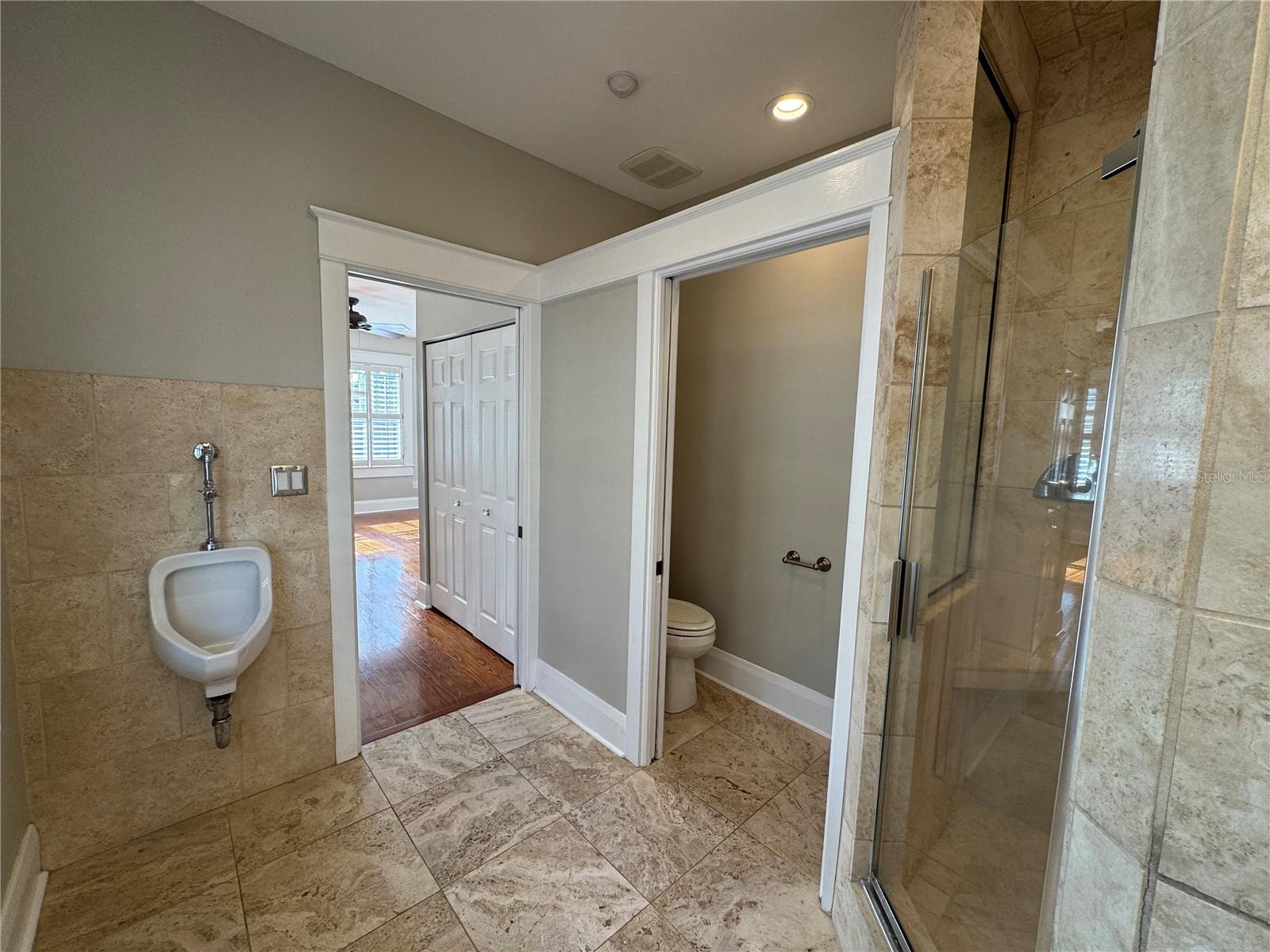 Listing photo id 35 for 5301 Branch Avenue