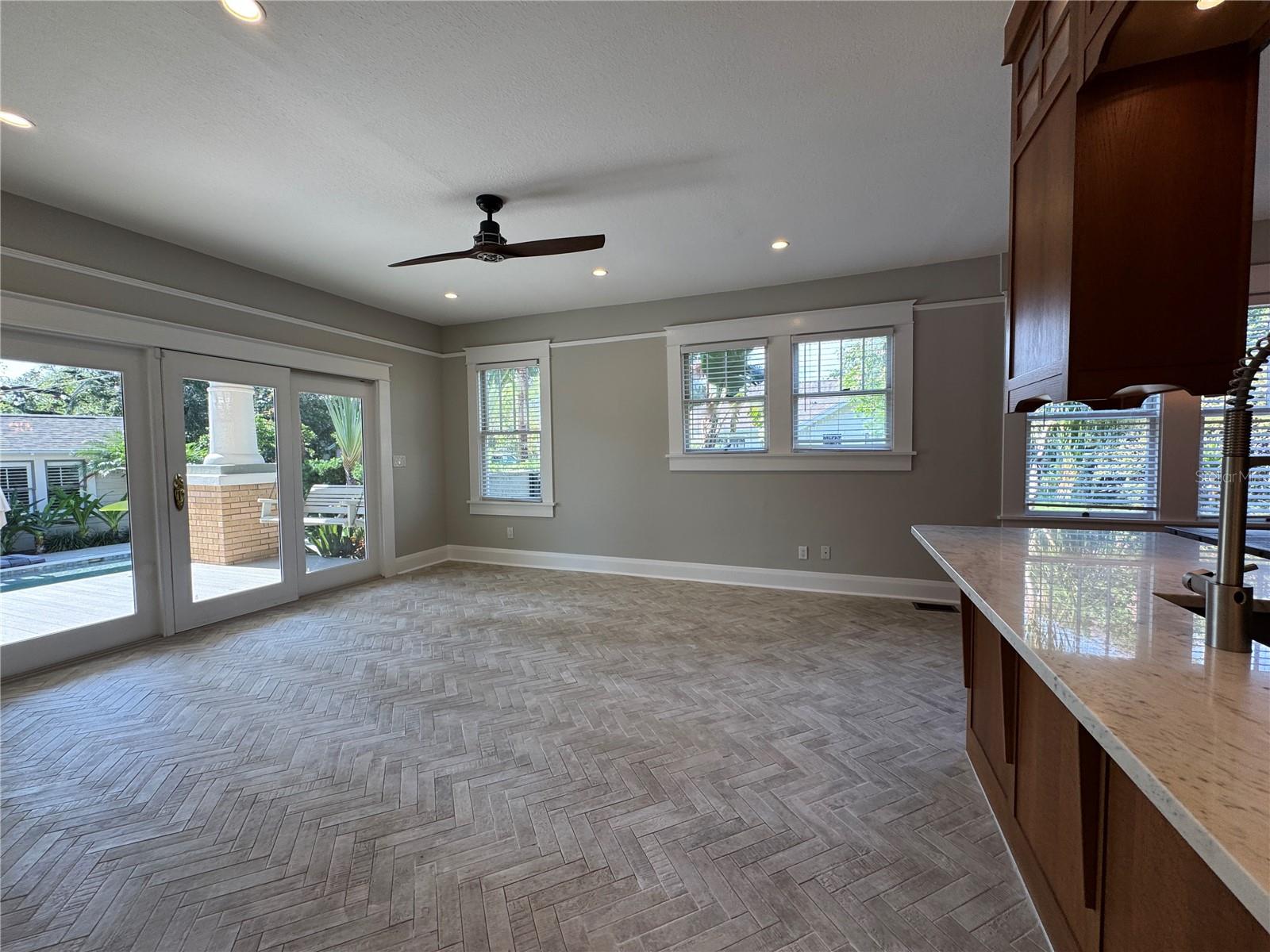 Listing photo id 39 for 5301 Branch Avenue