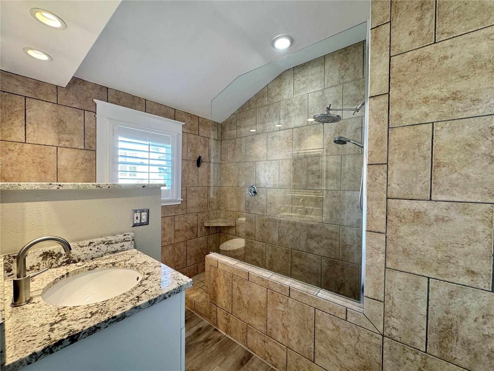 Listing photo id 57 for 5301 Branch Avenue