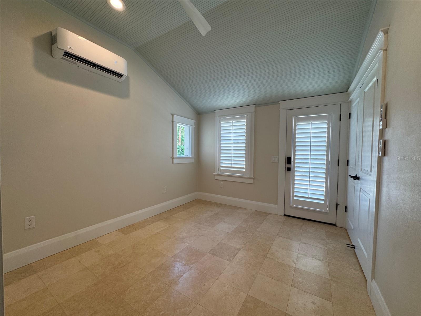 Listing photo id 60 for 5301 Branch Avenue