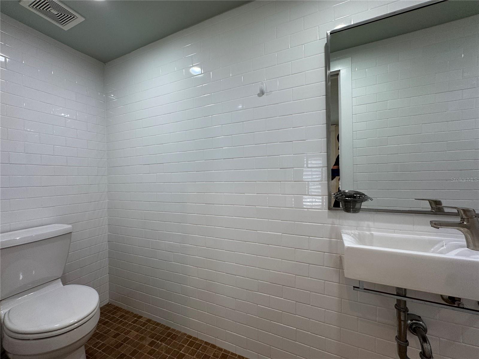 Listing photo id 62 for 5301 Branch Avenue