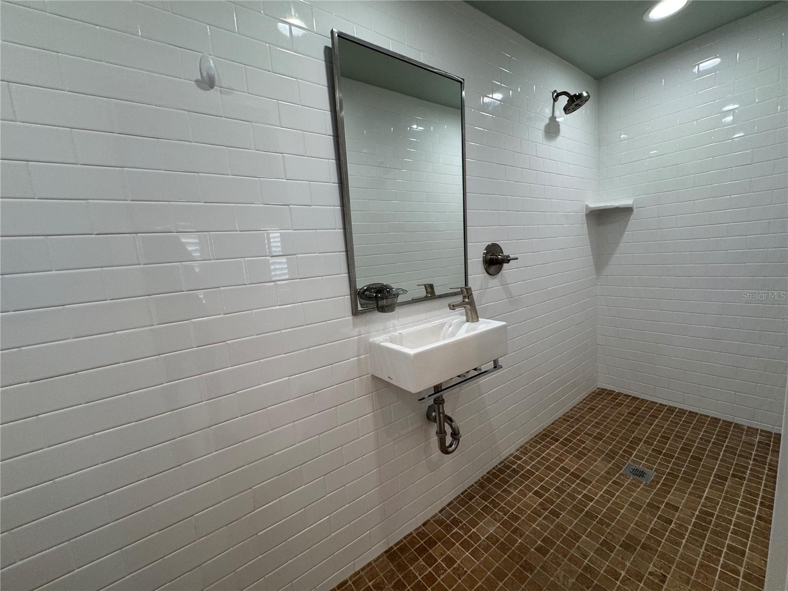Listing photo id 63 for 5301 Branch Avenue