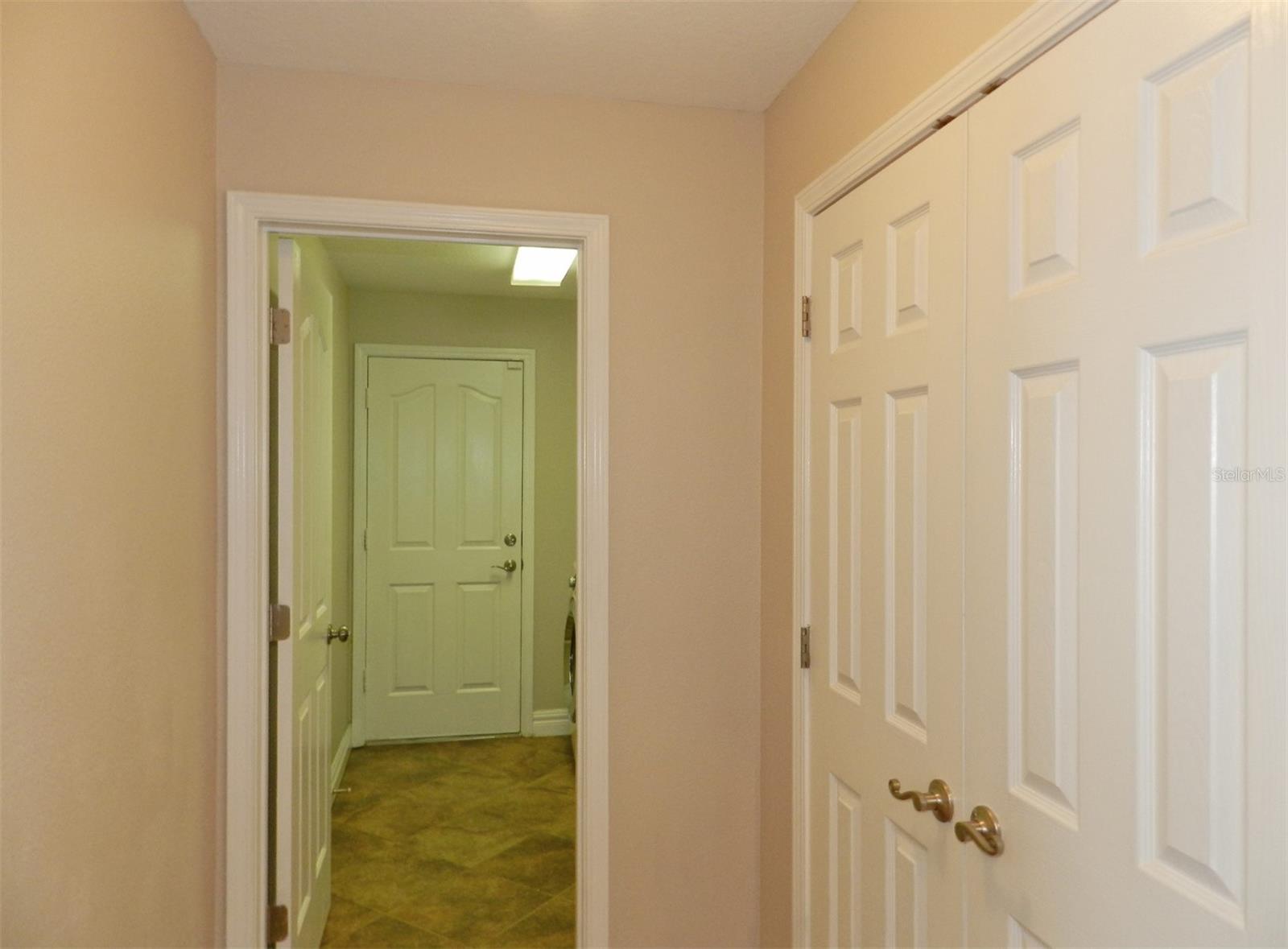 Image 11 of 30 For 10837 Kensington Park Avenue