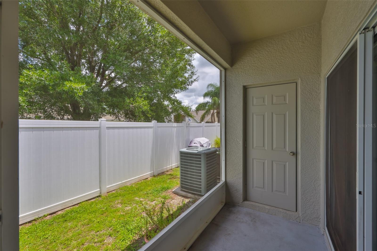 Listing photo id 2 for 12950 Kings Crossing Drive