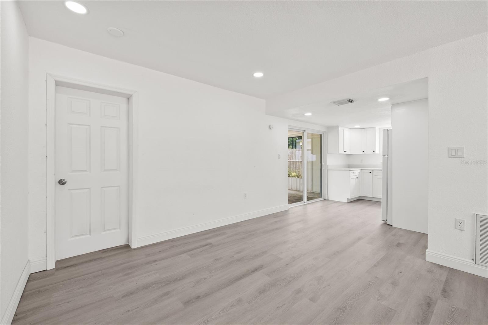 Listing photo id 8 for 8046 Norwich Drive