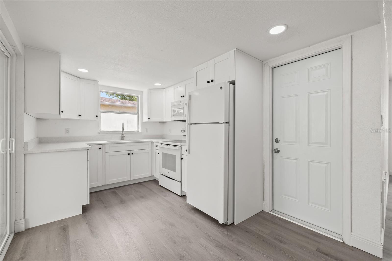 Listing photo id 9 for 8046 Norwich Drive