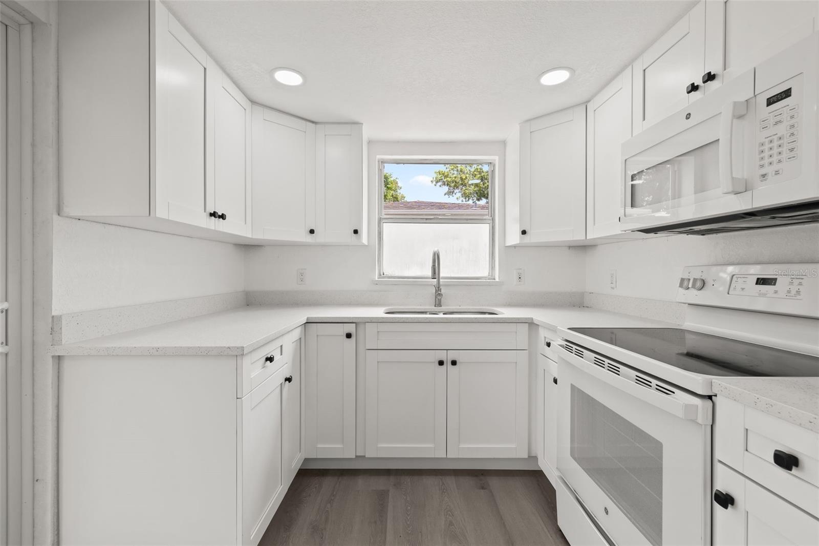 Listing photo id 10 for 8046 Norwich Drive