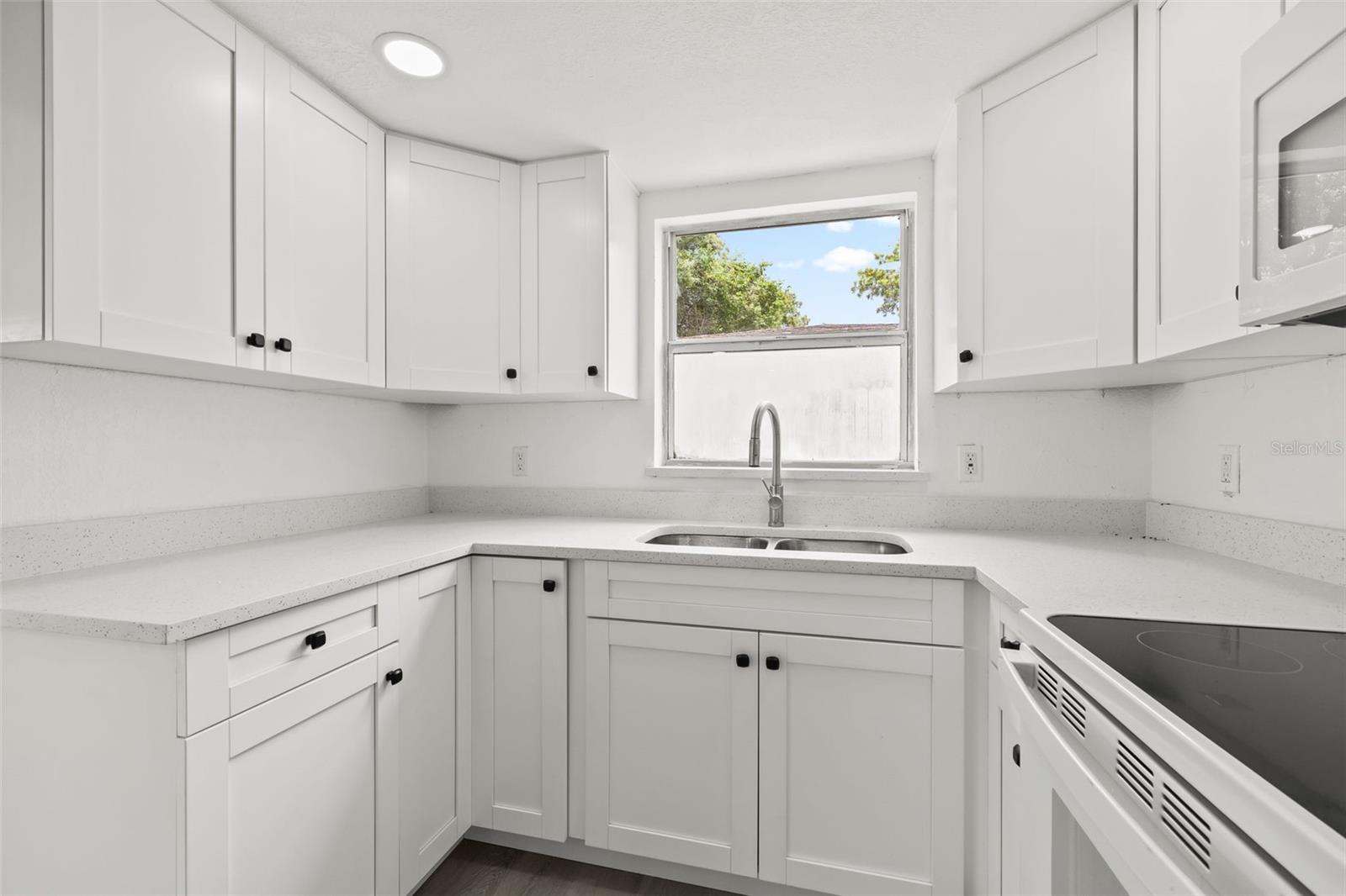 Listing photo id 11 for 8046 Norwich Drive